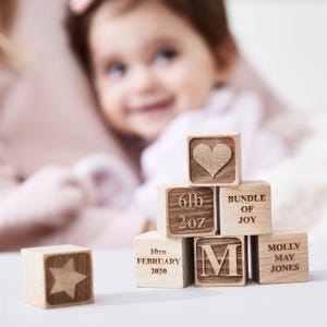 Baby-Erinnerungsstück – Bausteine ​​aus Buchenholz | Kinderzimmerdeko | Gravierter Name, Gewicht, Nachricht