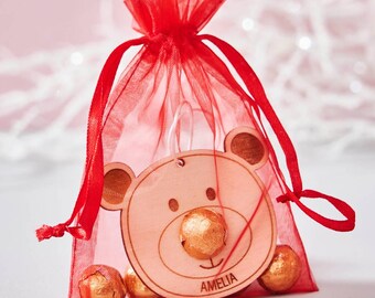 Personalisierte Schokoladenbär Weihnachtsdekoration aus Holz | Strumpffüller