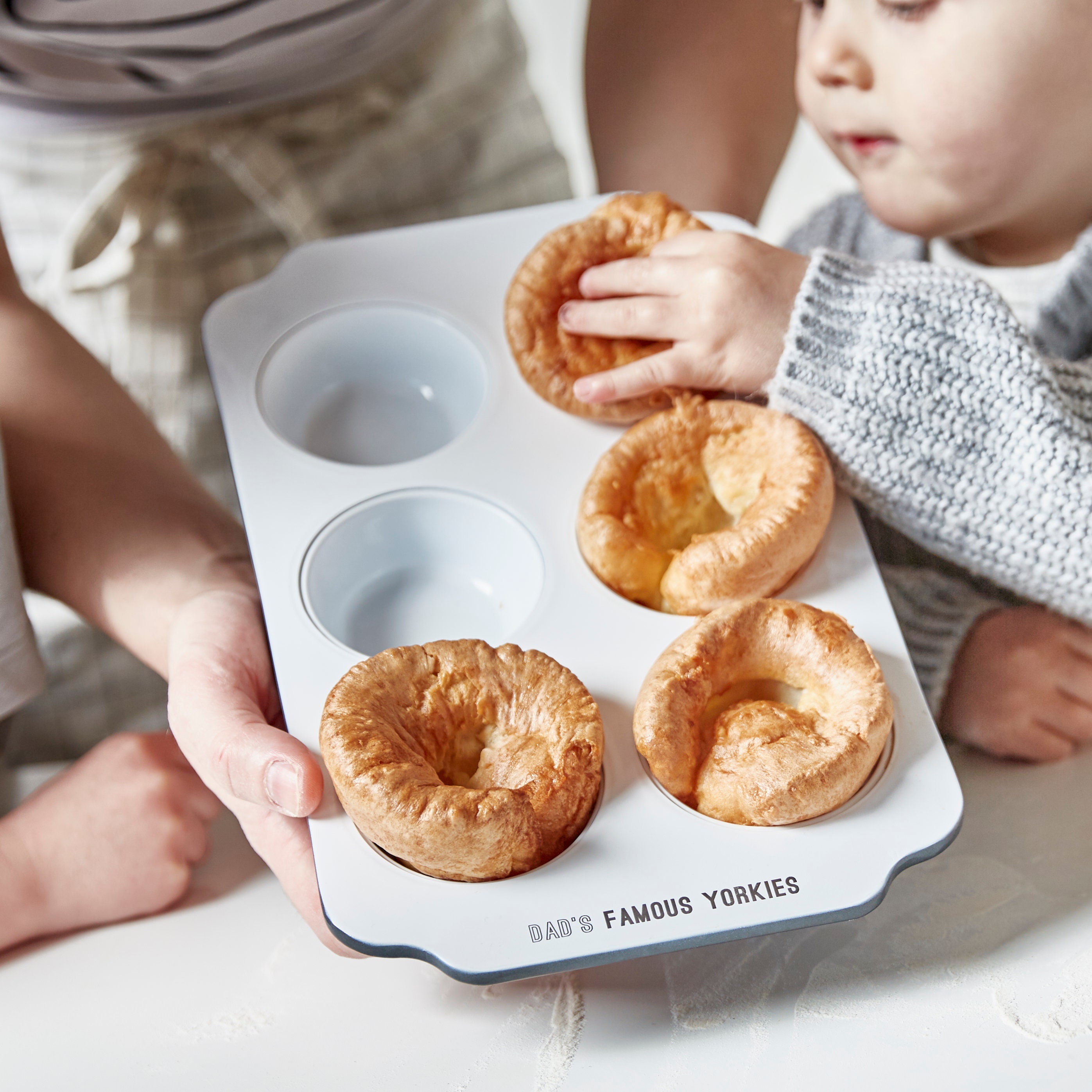 CHEFMADE Popover Cake Pan, 6-Cavity Non-Stick Yorkshire Muffin Cupcake Pan  Bakeware for Oven Baking (Champagne Gold)