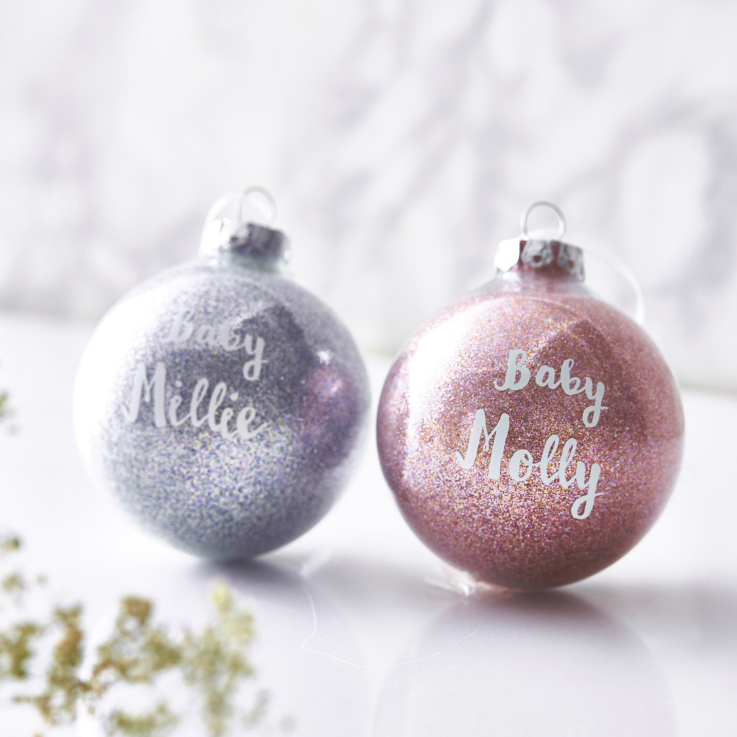 La Première Boule de Paillettes Personnalisée Noël Bébé