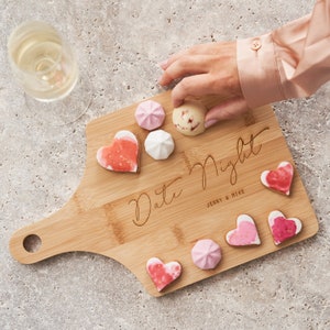 Planche de service personnalisée en bois avec rendez-vous amoureux
