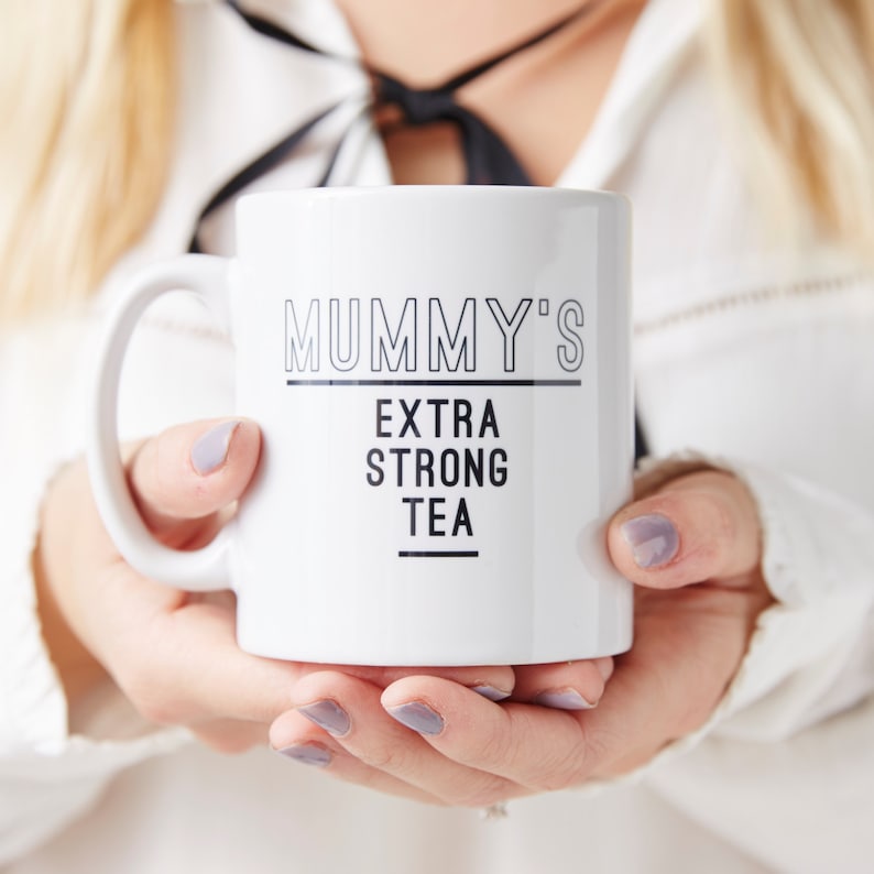 Puede incluir: Taza de cer&aacute;mica blanca con texto negro que dice "Mummy's Extra Strong Tea".