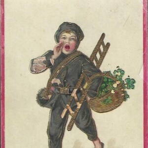 Carte postale hollandaise ancienne du Nouvel An - Un garçon porte une échelle et un panier de trèfle à quatre plombs Gelukkig Nieuwjaar 1921