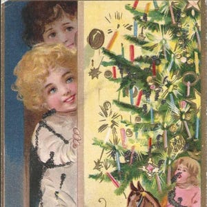 Des enfants regardent le sapin de Noël magique dans l'embrasure de la porte et présentent une carte postale de Noël ancienne - accents scintillants