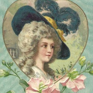 Dame élégante au chapeau à plumes à l'intérieur de la carte postale de Saint-Valentin UDB antique en relief coeur - Accent de fleurs roses 1907 Un cadeau de l'amour