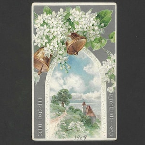 Cloches dorées dans une décoration florale blanche, carte postale de Pâques ancienne 1909, route de campagne près d'une église au printemps