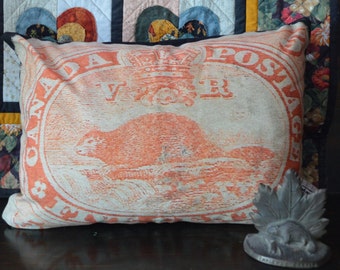 Timbre emblématique Castor canadien sur une housse de coussin lombaire en toile 20 x 14 - Décoration d'intérieur unique ou cadeau parfait pour un collectionneur de timbres