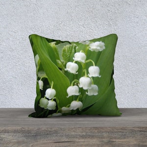 Housse de coussin décorative en velours de muguet blanc printemps 18 x 18 romantique printemps été décoration d'intérieur décoration d'intérieur unique prêt à expédier