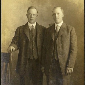 Studio photo Medicine Hat Lane RPPC antique inutilisé deux messieurs fringants des années 1910