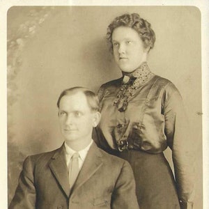 Mari et femme dans un portrait en studio - Vraie carte postale avec photo - RPPC antique inutilisé - Années 1910