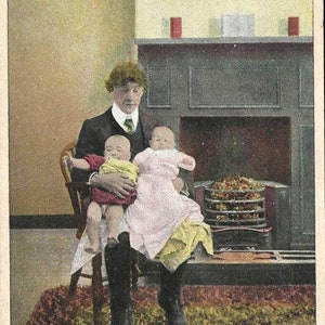 Le mariage est un cadenas - carte postale ancienne inutilisée Bamforth Publishing carte humoristique - père regardant confus avec deux jeunes enfants