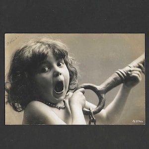 Carte postale édouardienne ancienne avec photo véritable enfant qui joue - Look of Surprise, années 1910