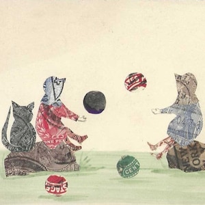 Filles jetant des balles avec un chat noir - Collage de timbres carte postale UDB antique inutilisé des années 1910