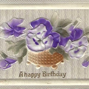 Pensées violettes dans un panier en or - carte postale d'anniversaire antique inutilisée carte postale bas relief des années 1910