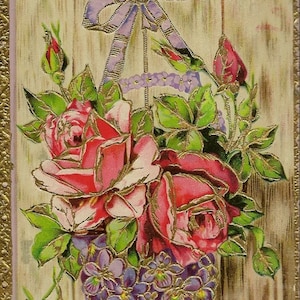 Roses dans un panier suspendu fabriqué à partir de violettes Carte postale d'anniversaire antique 1910 bordure dorée et fond imitation bois - Anniversaire de juin