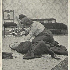 Carte postale comique ancienne inutilisée, femme en colère avec son mari, image en noir et blanc des années 1910