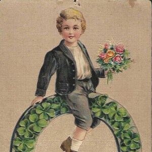 Garçon assis sur une carte postale antique du Nouvel An PFB en fer à cheval porte-bonheur - Carte postale du Nouvel An néerlandais Gelukkig Nieuwjaar des années 1900