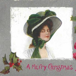 Archie Gunn Élégante dame au chapeau Carte postale de Noël antique 1909 Un joyeux Noël avec houx, image d'une dame au grand bonnet avec noeud vert