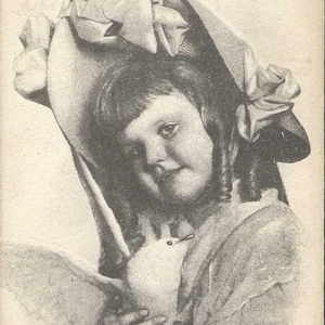 Jolie jeune fille aux boucles dans une énorme carte postale ancienne de 1914, tient tendrement un oiseau