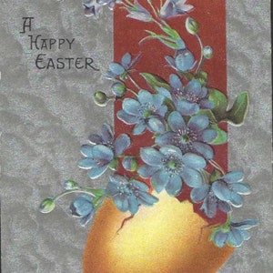 Oeuf jaune doré rempli de fleurs printanières bleues légèrement en relief Carte postale de Pâques antique 1910