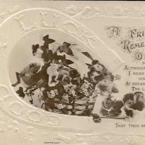 Carte postale ancienne de Beagles portant un panier de pensées en fer à cheval et un verset de l'amitié - Souvenir d'un ami des années 1910