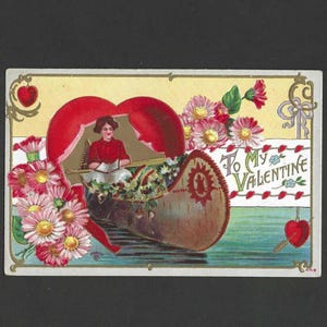 Femme en canoë d'écorce de bouleau lit son livre en relief floral antique carte postale de la Saint-Valentin des années 1910 P Sander Publisher