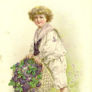 Garçon en costume de marin avec grand panier de fleurs violettes Carte postale d'anniversaire ancienne Tuck & Sons, message étrange des années 1910 au dos