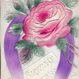 Bas relief rose fer à cheval mauve couleur délavée en relief antique carte postale d'anniversaire 1911 anniversaire juin 1911 trèfle à quatre feuilles porte-bonheur