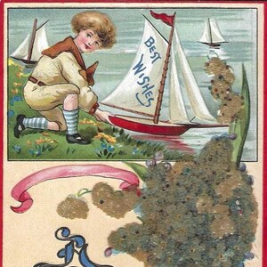 Un garçon met à l'eau le voilier des meilleurs voeux carte postale d'anniversaire antique des années 1910 - Carte postale fantaisie en perles