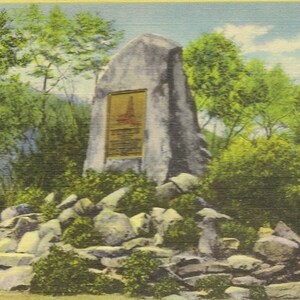 Carte postale en lin vintage Col Drake Monument montrant le puits d'origine foré en 1859 Drake Memorial State Park