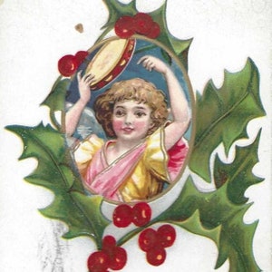 Fille (ange) avec tambourin accent houx ancienne carte postale de Noël 1909