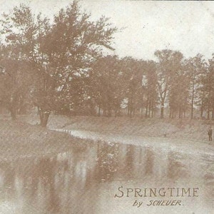 Springtime by Scheuer - Carte postale photo ancienne de 1908 avec jolis chiffres recto-verso annulés - Homme au bord de la rivière avec débit d'eau de source