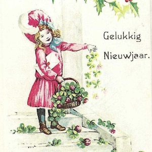 Carte postale ancienne du Nouvel An hollandaise en robe rose et chapeau parsemé de trèfle à quatre feuilles - Gelukkig Nieuwjaar