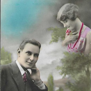 Un homme rêve de sa chérie, d'une carte postale ancienne inutilisée, d'une vraie carte postale photo colorisée