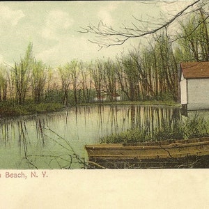 National Lake SYLVAN BEACH New York Carte postale ancienne non utilisée Bateau sur le rivage et hangars à bateaux des années 1900