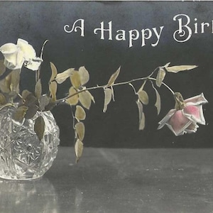 Vraie carte photo de voeux d'anniversaire antique avec roses roses et blanches dans un vase en cristal - PAS une carte postale