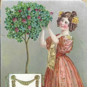 Carte postale hollandaise ancienne du Nouvel An 1907 Gelukkig Nieuw Jaar - Dame élégante tendant l'arbre topiaire