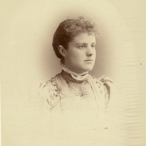 Jeune femme victorienne en studio, portrait, meuble ancien, Toronto, photographe Gagen et Fraser