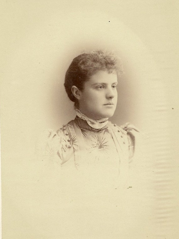 Late 1800s cabinet card photo of young girl, Toronto Canada Late 1800s cabinet card photo of young girl, Toronto Canada