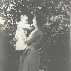 Un bébé qui joue avec sa grand-mère, véritable carte postale photo antique des années 1910, RPPC, Jack et grand-mère sergent
