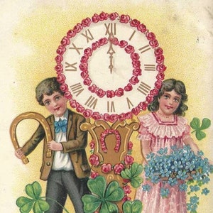 Minuit sur l'horloge Enfants avec un fer à cheval porte-bonheur et des myosotis Carte postale ancienne du Nouvel An - Trèfle porte-bonheur à quatre feuilles