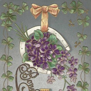 Fer à cheval rempli de violettes Bonne fête carte postale d'anniversaire ancienne 1910 bordure trèfle