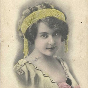 Carte postale ancienne colorée à la main de jeune femme sensuelle et élégante dans un serre-tête jaune des années 1910
