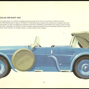 Puede incluir: Ilustraci&oacute;n de un Cadillac Vee-Eight de 1925 en azul claro. El coche tiene una rueda de repuesto en el lateral, una capota verde y neum&aacute;ticos negros. El texto "CADILLAC VEE-EIGHT 1925" est&aacute; en la parte superior.