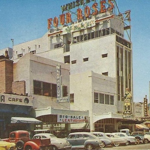 Carte postale vintage TIJUANA Mexique inutilisée - Scène de rue animée des années 40 - Whisky Four Roses