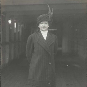 Jolie dame au manteau long et chapeau à plumes Carte postale ancienne avec photo réelle, 1915 - Instant Ancestor