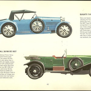 Puede incluir: Ilustraci&oacute;n de dos coches antiguos: un Bugatti Type 43 azul claro y un Vauxhall 30/98 OE verde. El Bugatti tiene una capota negra y una rueda de repuesto. El Vauxhall tiene una rueda de repuesto y texto.