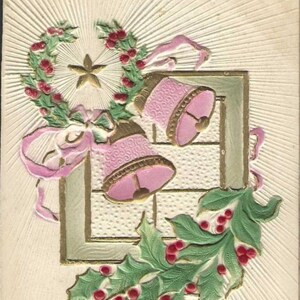 Cloches roses avec couronne de houx et étoile dorée par la fenêtre Carte postale de Noël antique inutilisée des années 1910 - Charmante carte postale pour les fêtes en bas-relief