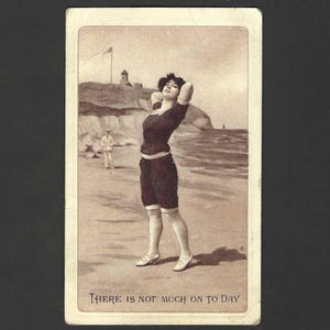 Carte postale ancienne La belle au bain sur la plage - Il n'y a pas grand-chose aujourd'hui - humour vintage 1910 JJ Marks Photo Life Series