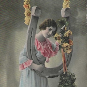 Carte postale antique du Nouvel An avec fer à cheval floral porte-bonheur - carte postale photo réelle - jolie dame, décembre 1912